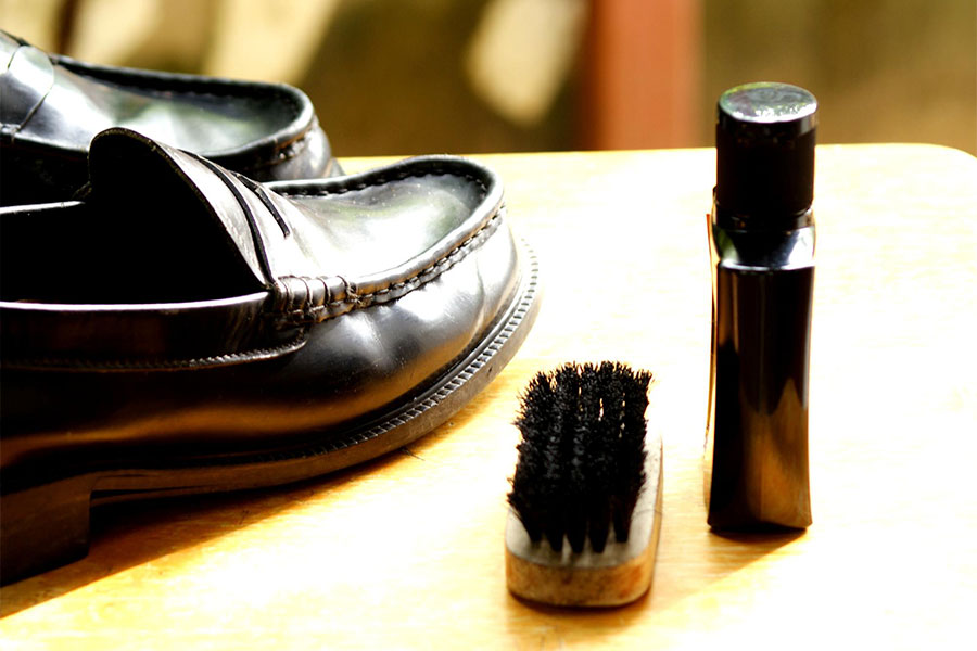چطور کفش چرم زنانه را با دقت تمیز کنیم؟ (روش‌های شستشوی کفش چرم زنانه)